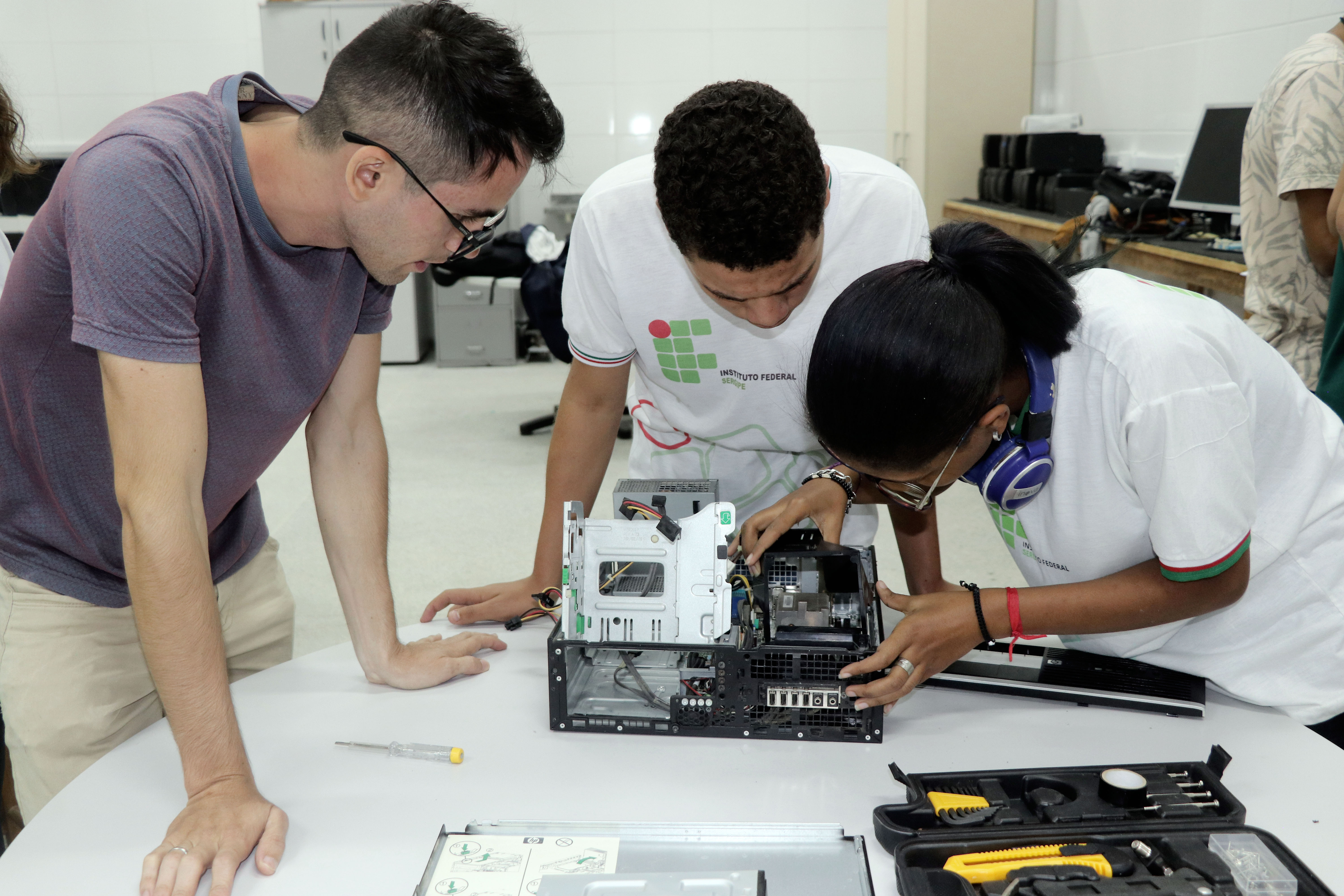 Aula prática de manutenção de computadores