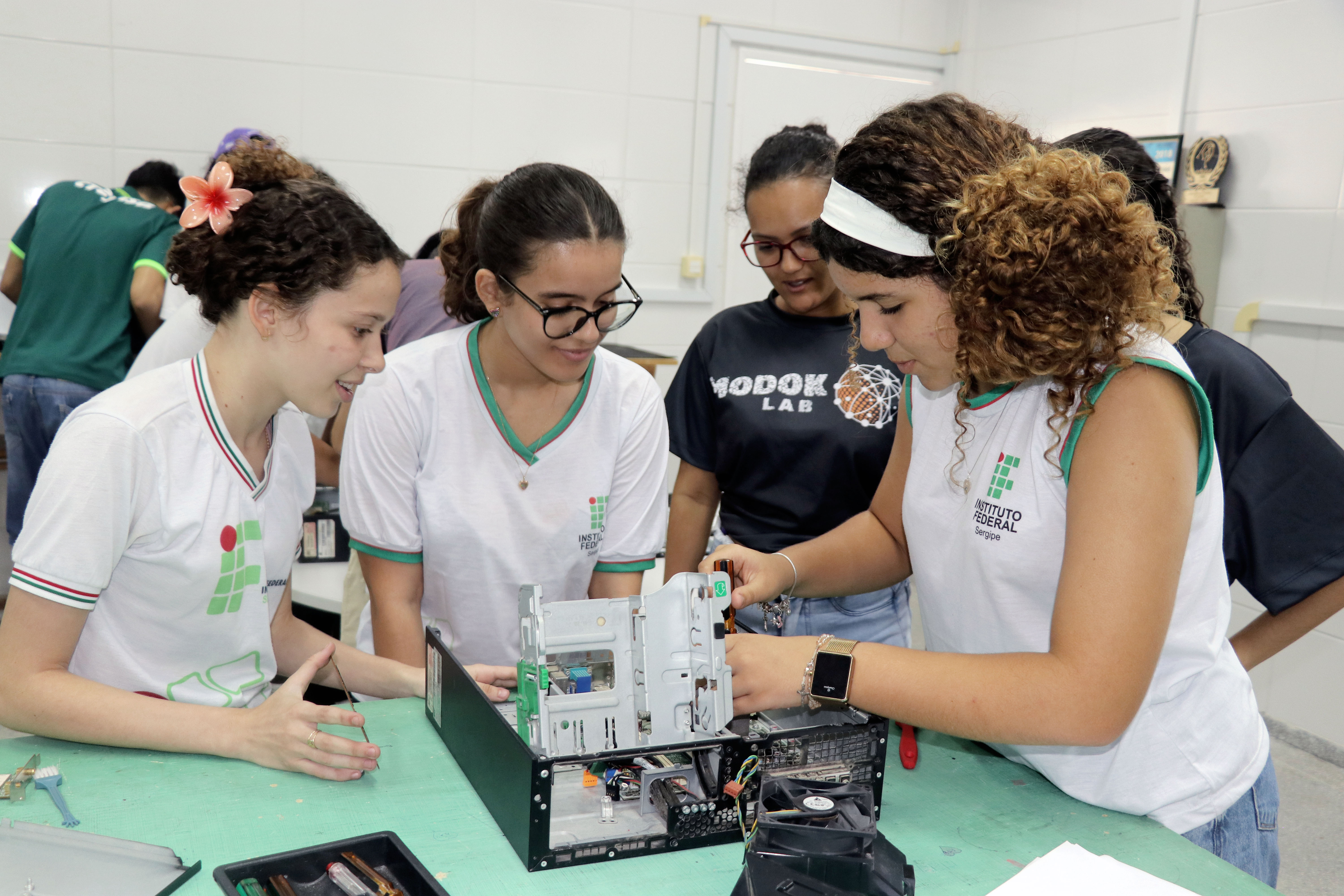 Aula prática de manutenção de computadores